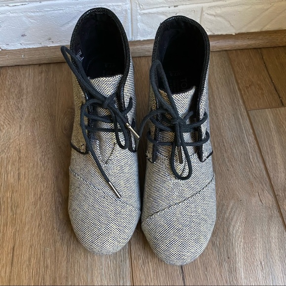 Toms Desert Wedge Bootie in Linen Metallic - 7.5 - Picture 6 of 8